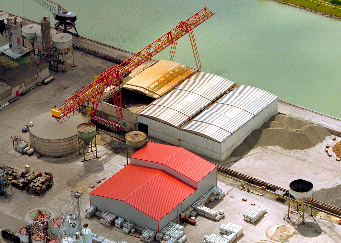 Ausfahrbares Aluminiumdach über der Lagerung von Sand, Kies und Baustoffen